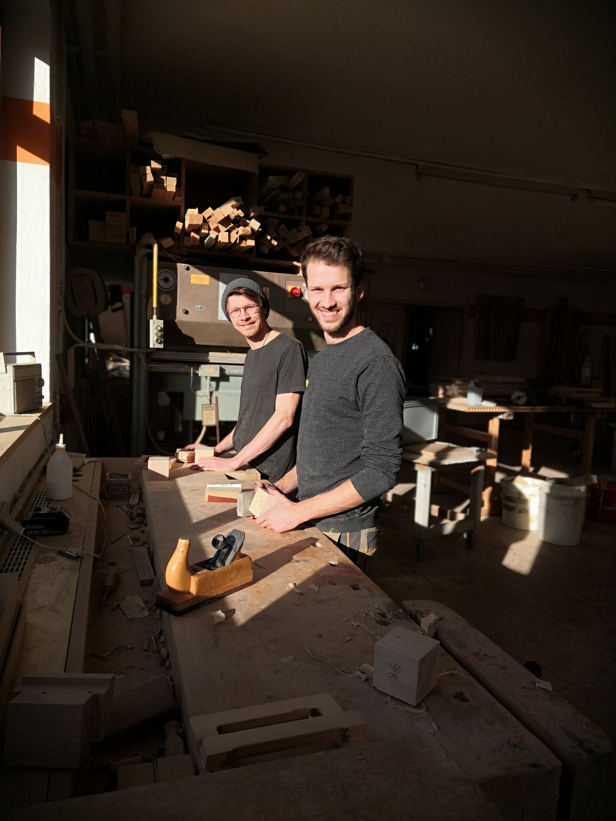 Chris und Tom in der Schreinerei von Gebrüder Holz in Oberbayern