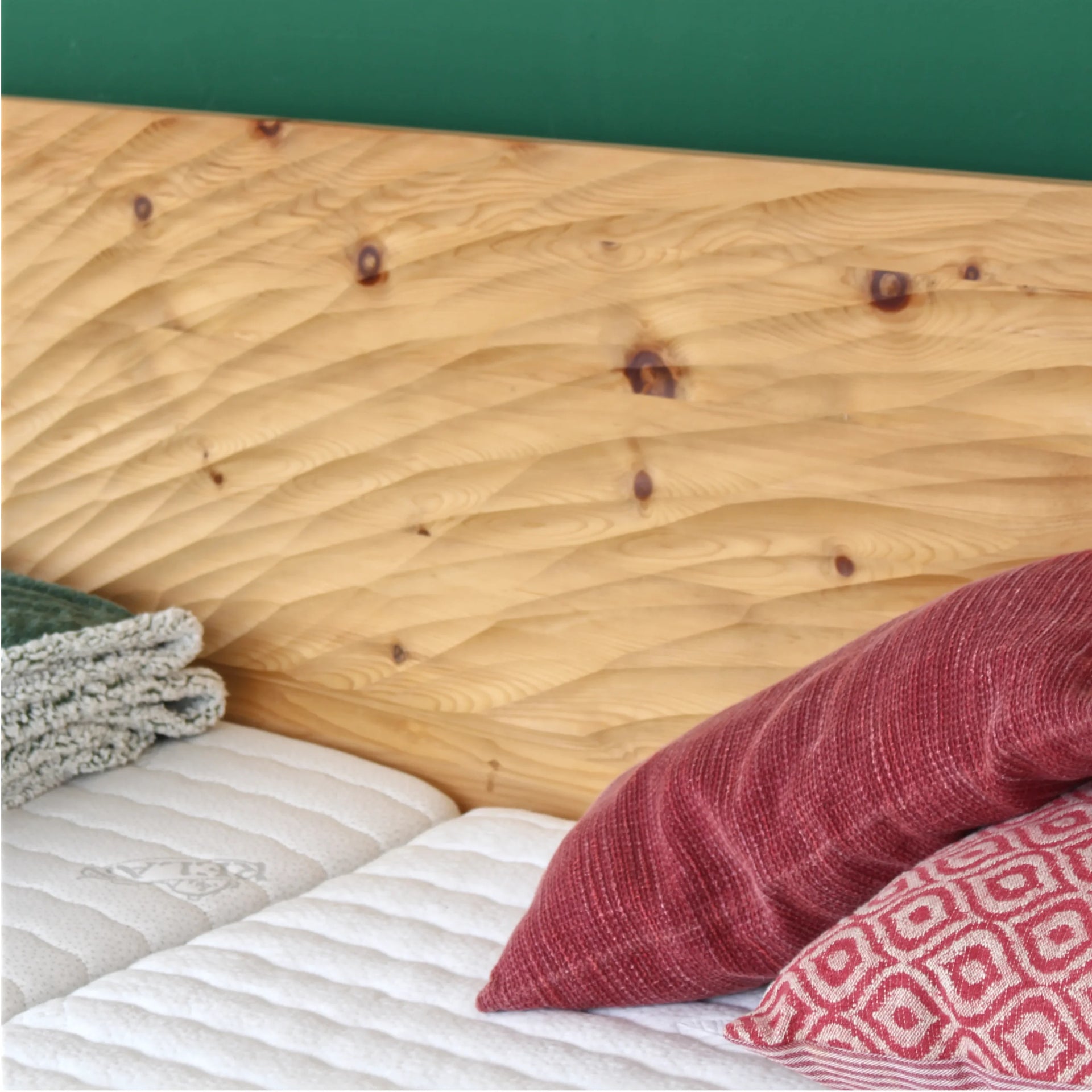 Zirbenholzbett mit Design-Kopfteil