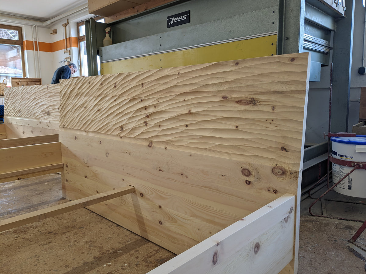 Zirbenholzbett mit Design-Kopfteil