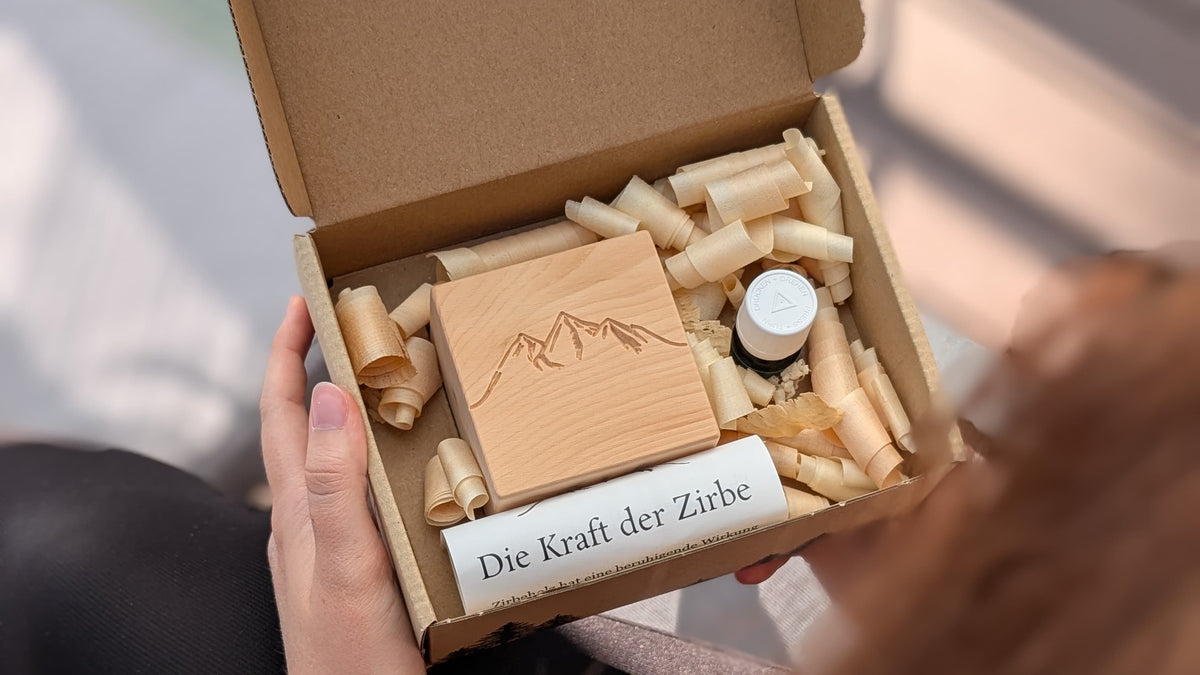 Handgefertigter Zirbenwürfel mit Bio-Zirbenöl