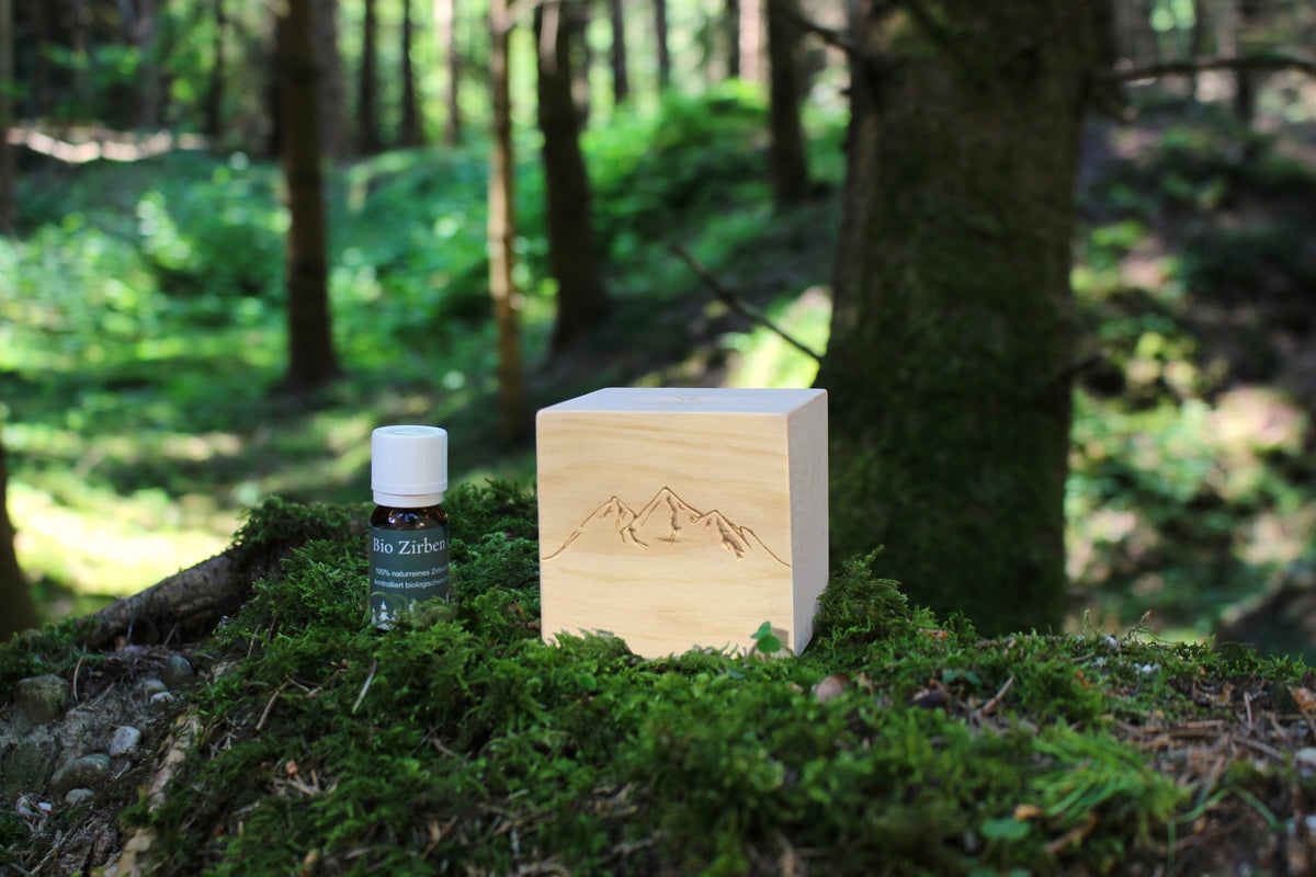 Alpen Zirbenwürfel-Set mit Bio-Zirbenöl im Wald