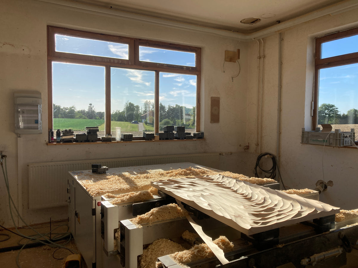 Zirbenholzpaneel mit Wellenrelief in der Werkstatt im Sonnenlicht